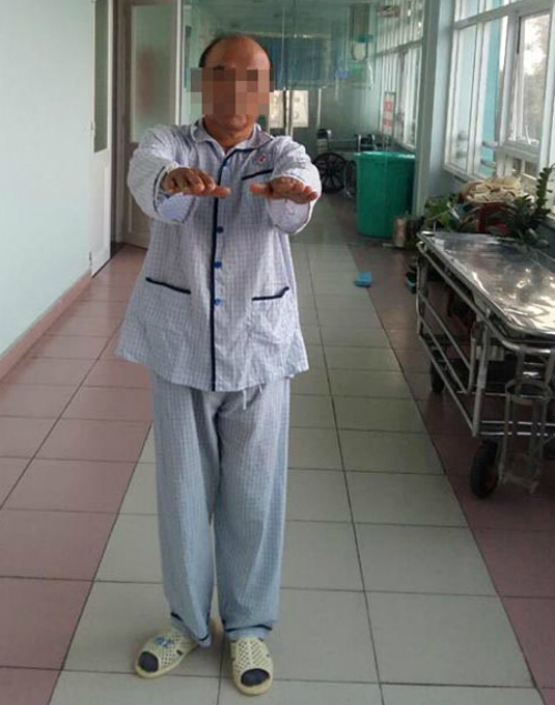 Nam bác sĩ hồi phục đi lại được. Ảnh: B.N