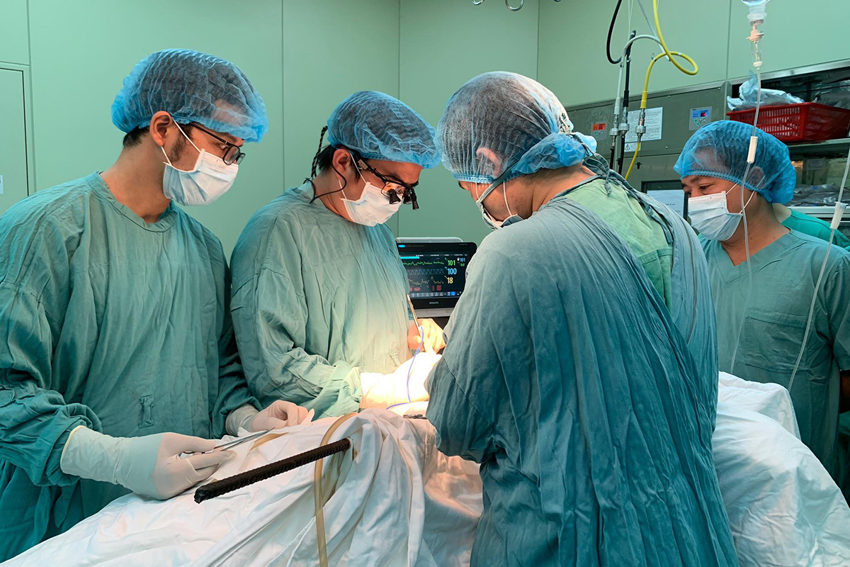 Bác sĩ mổ giải phẩu lấy thanh sắt ra ngoài. Ảnh: Thanh Xuân