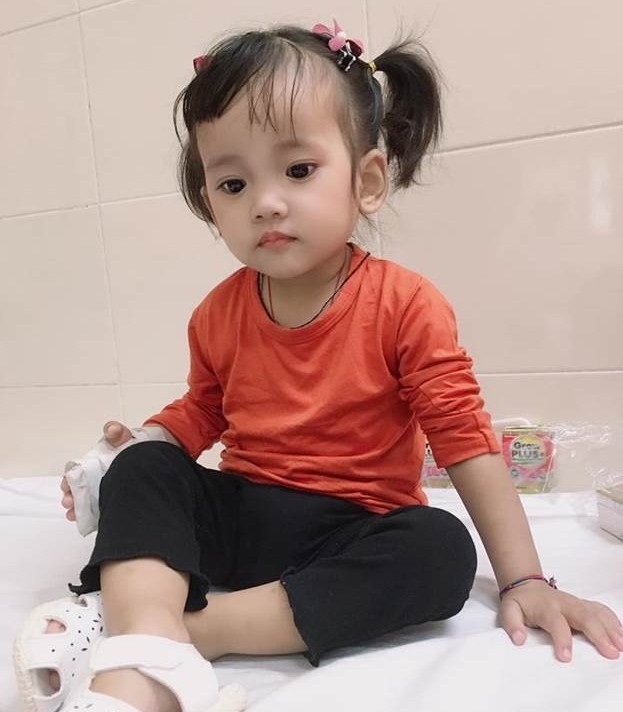 Ảnh tác giả Hà Thị Nhất chụp con gái nhỏ đang trị bệnh. (Ảnh được tác giả đồng ý đăng tải)