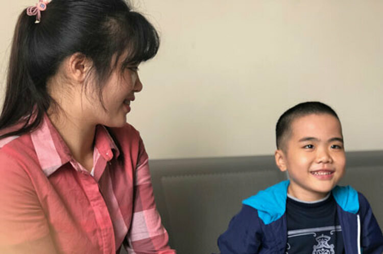 Cháu Ly Chương Bình và mẹ đẻ, chụp chiều 27/12/2018, gần hai năm sau ghép phổi. Ảnh: Bích Ngọc