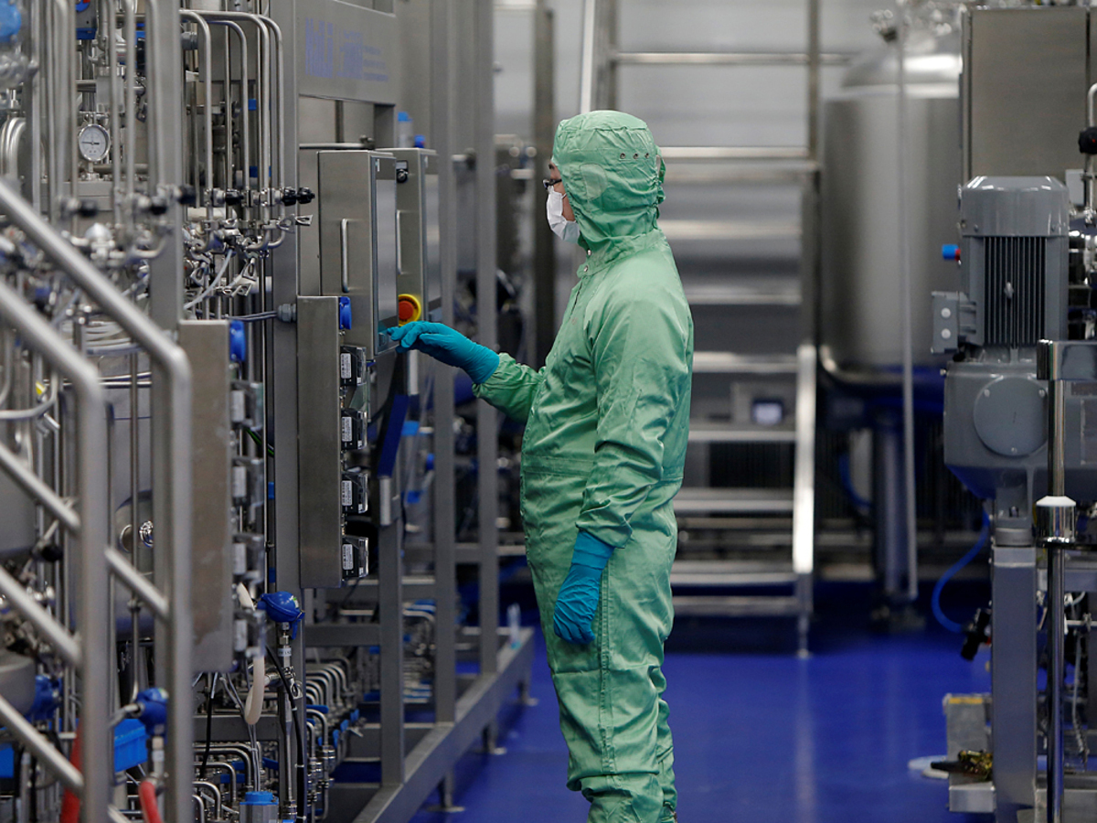 Một nhà nghiên cứu làm việc tại phòng thí nghiệm ở Thiên Tân, Trung Quốc. Ảnh: Reuters