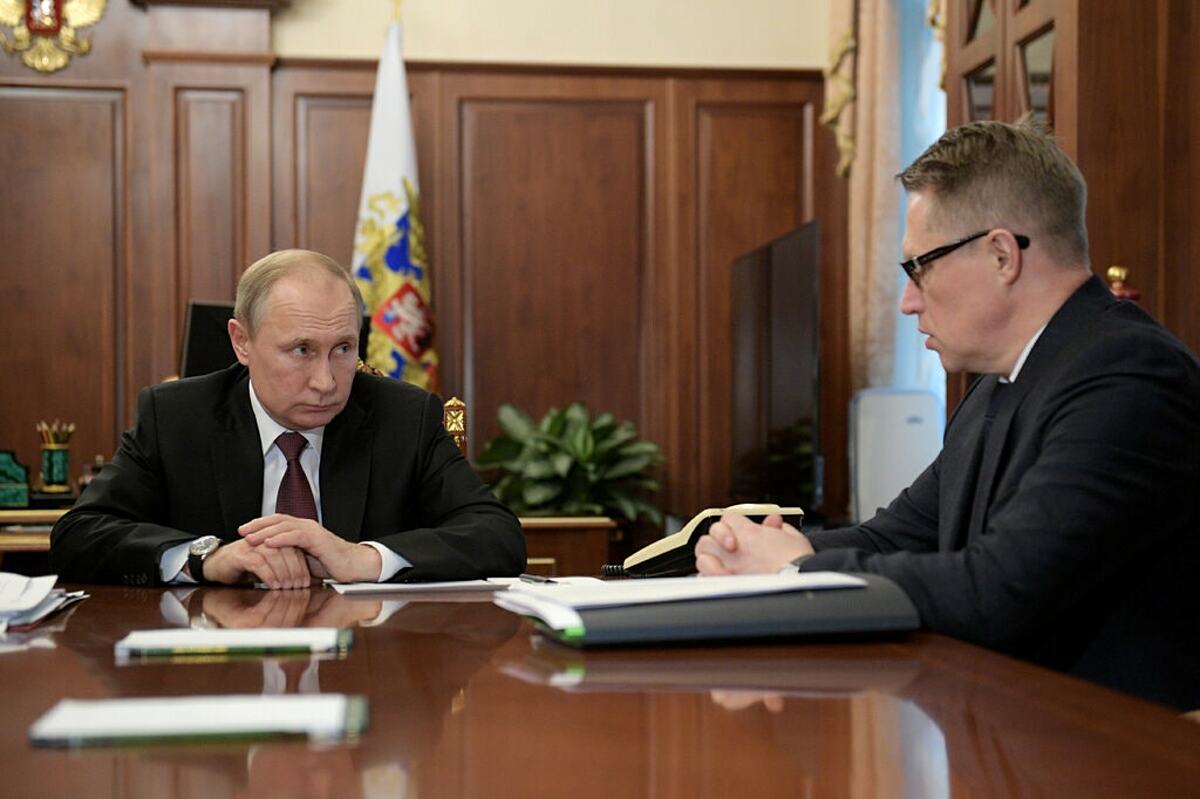 Tổng thống Vladimir Putin trong buổi họp với Bộ trưởng Y tế Mikhail Murashko hồi tháng 1. Ảnh: NY Times