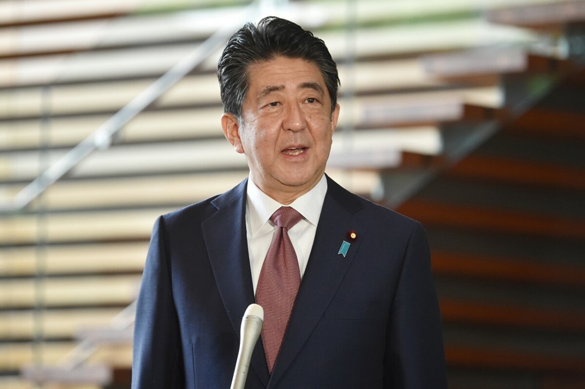 Thủ tướng Nhật Bản Shinzo Abe phát biểu với truyền thông khi đến văn phòng tại Tokyo sáng nay. Ảnh: AFP