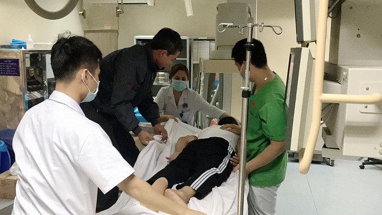 Bệnh nhân trước khi được bơm xi măng sinh học đau không ngồi dậy được, phải khiêng sang bàn can thiệp. Ảnh: Bệnh viện cung cấp
