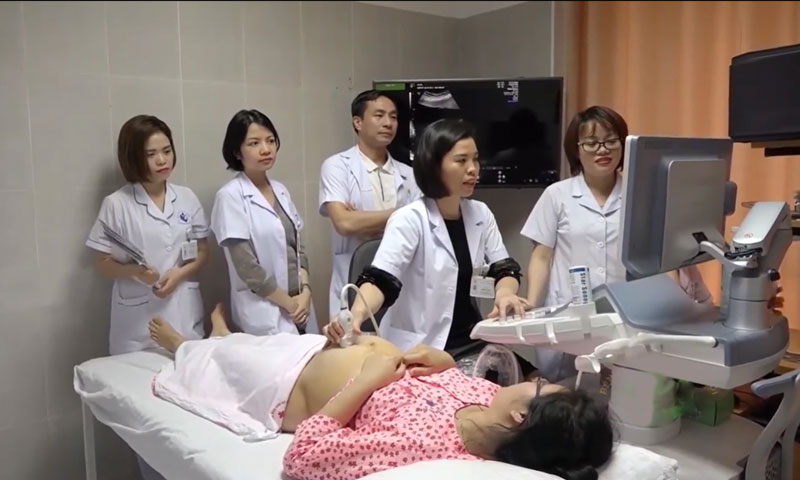 Bác sĩ Sim siêu âm cho sản phụ. Ảnh: Bệnh viện cung cấp.
