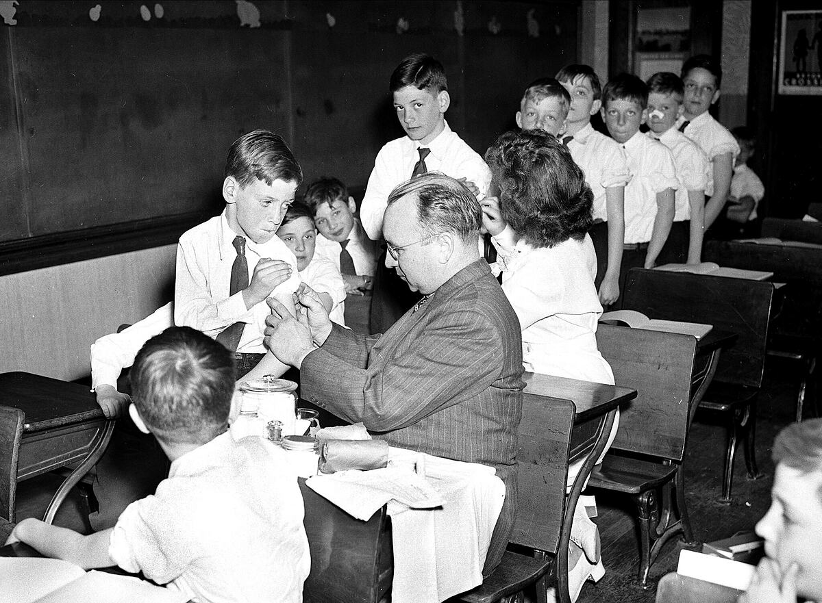 Học sinh trường  St. Joan of Arc Parochial ở Jackson Heights, Queens, được tiêm phòng đậu mùa, tháng 4/1947. Ảnh: NY Daily News