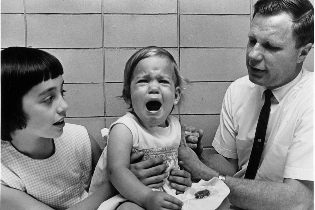 Jeryl Lynn Hilleman khi được tiêm vaccine do bố sáng chế vào năm 1966. Ảnh: NYTimes.