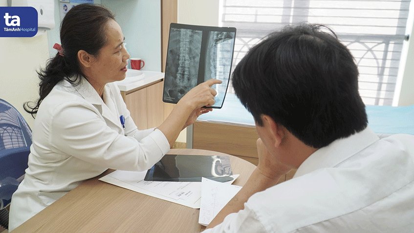 Hơn 30 năm qua, bác sĩ Đặng Hồng Hoa đã giúp giảm bớt cơn đau, hồi phục khả năng vận động cho hàng vạn bệnh nhân.