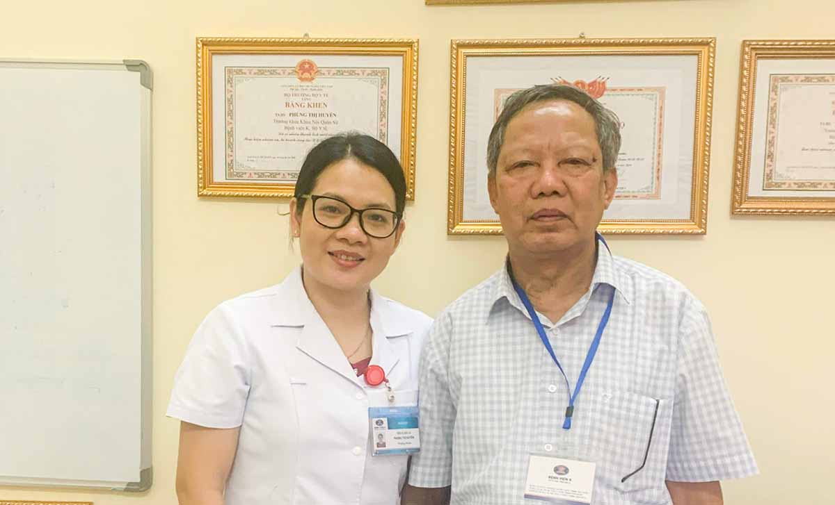 Ông Sang và bác sĩ Huyền. Ảnh: Hà Trần.
