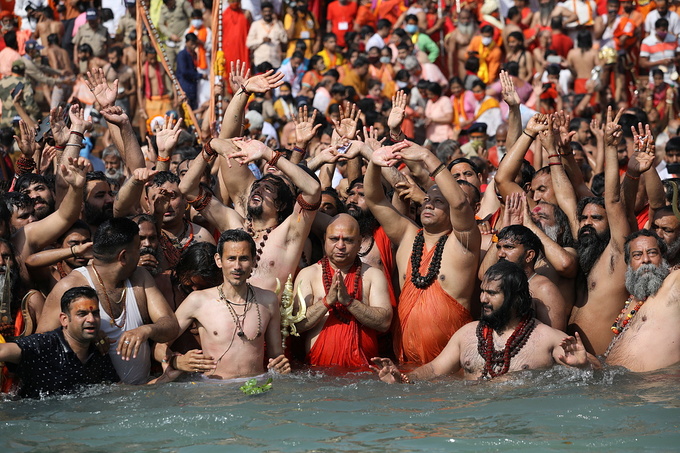 Người dân Ấn Độ ngâm mình trên sông Hằng trong lễ Kumbh Mela ở Haridwar, ngày 14/4. Ảnh: Reuters