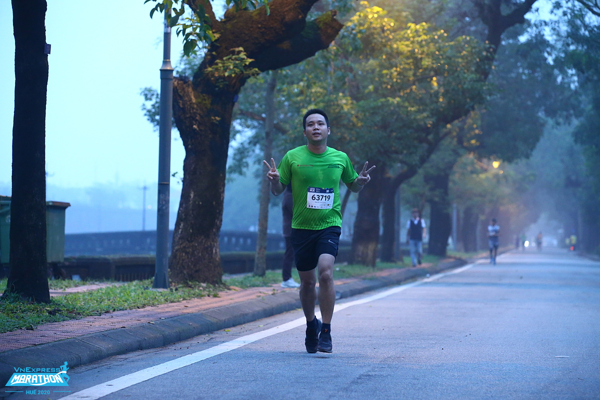 Runner trên đường chạy VnExpress Marathon Huế hồi năm ngoái. Ảnh: VnExpress Marathon.