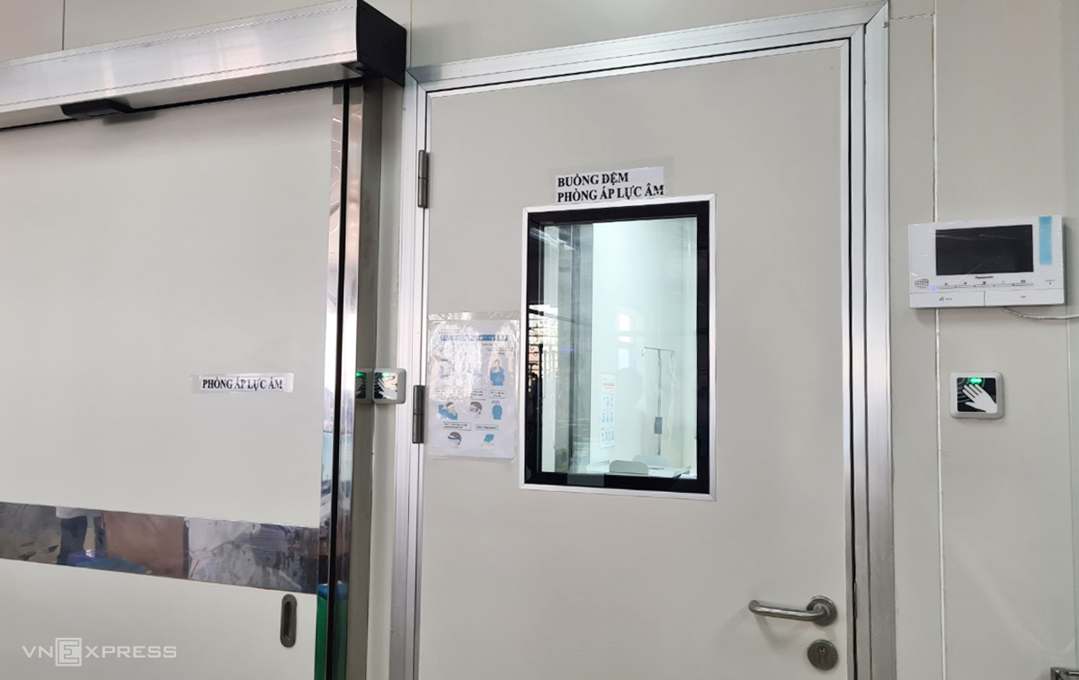 Bệnh nhân Covid-19 nặng được điều trị tại phòng cách ly áp lực âm, Khoa Hồi sức Tích cực Chống độc
