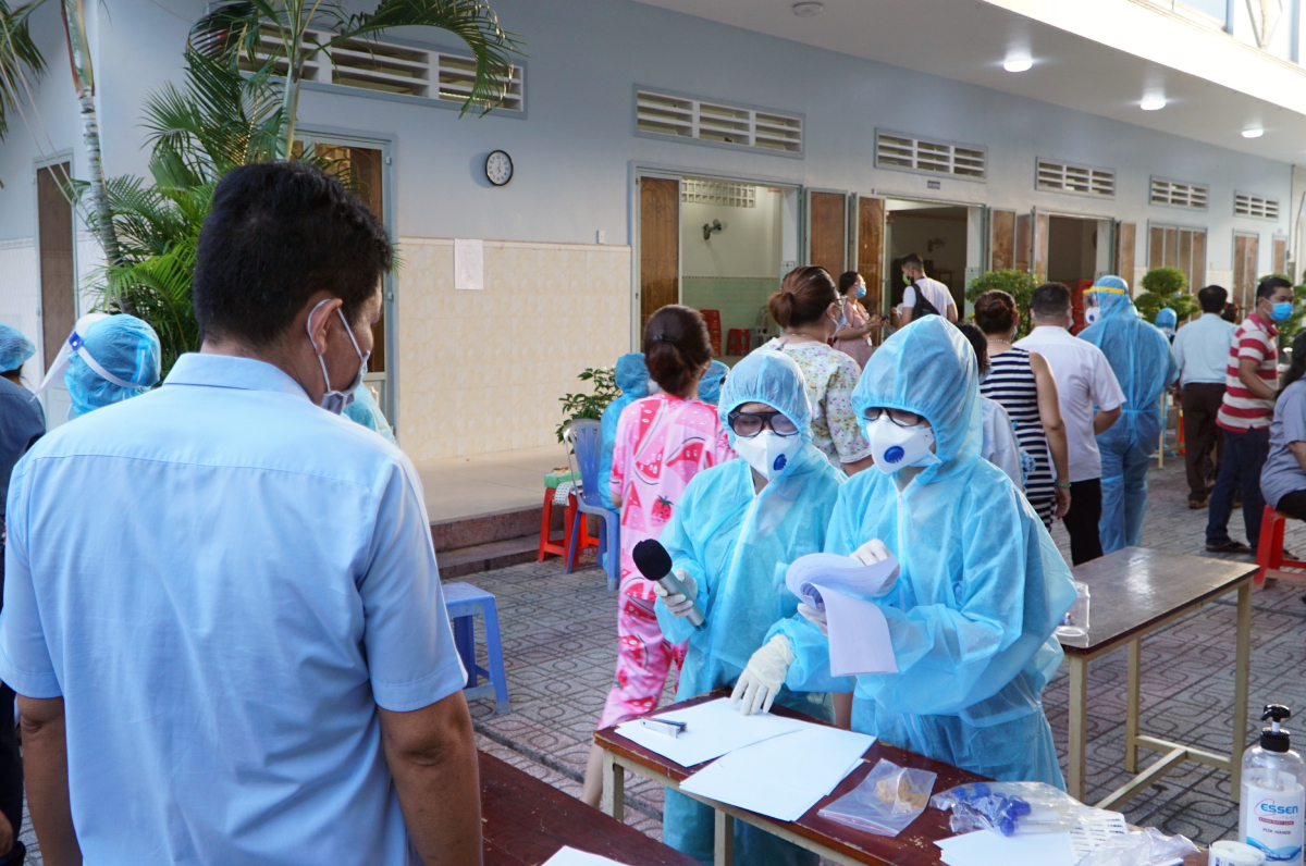 50.000 người dân phường 15, quận Gò Vấp phải lấy mẫu tầm soát, xét nghiệm trên diện rộng do phường 15 có hai ca Covid-19 và 5 mẫu gộp nghi nhiễm. Ảnh: Thư Anh.