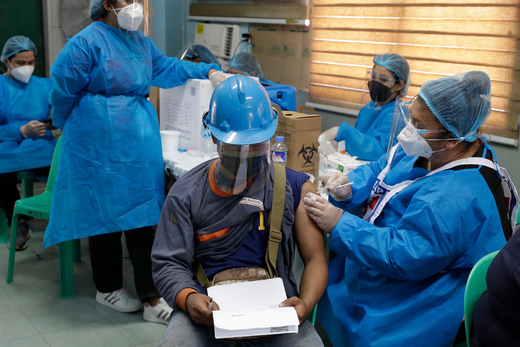 Công nhân tại cảng cá Navotas, Philippines, được tiêm vaccine Covid-19, ngày 7/6. Ảnh: AP.