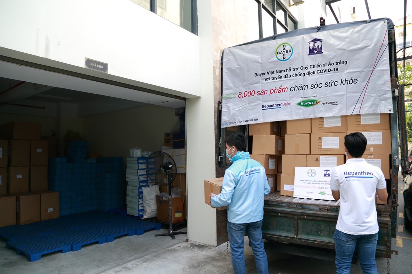 Nhân viên Bayer vận chuyển sản phẩm hỗ trợ y, bác sĩ tuyến đầu.