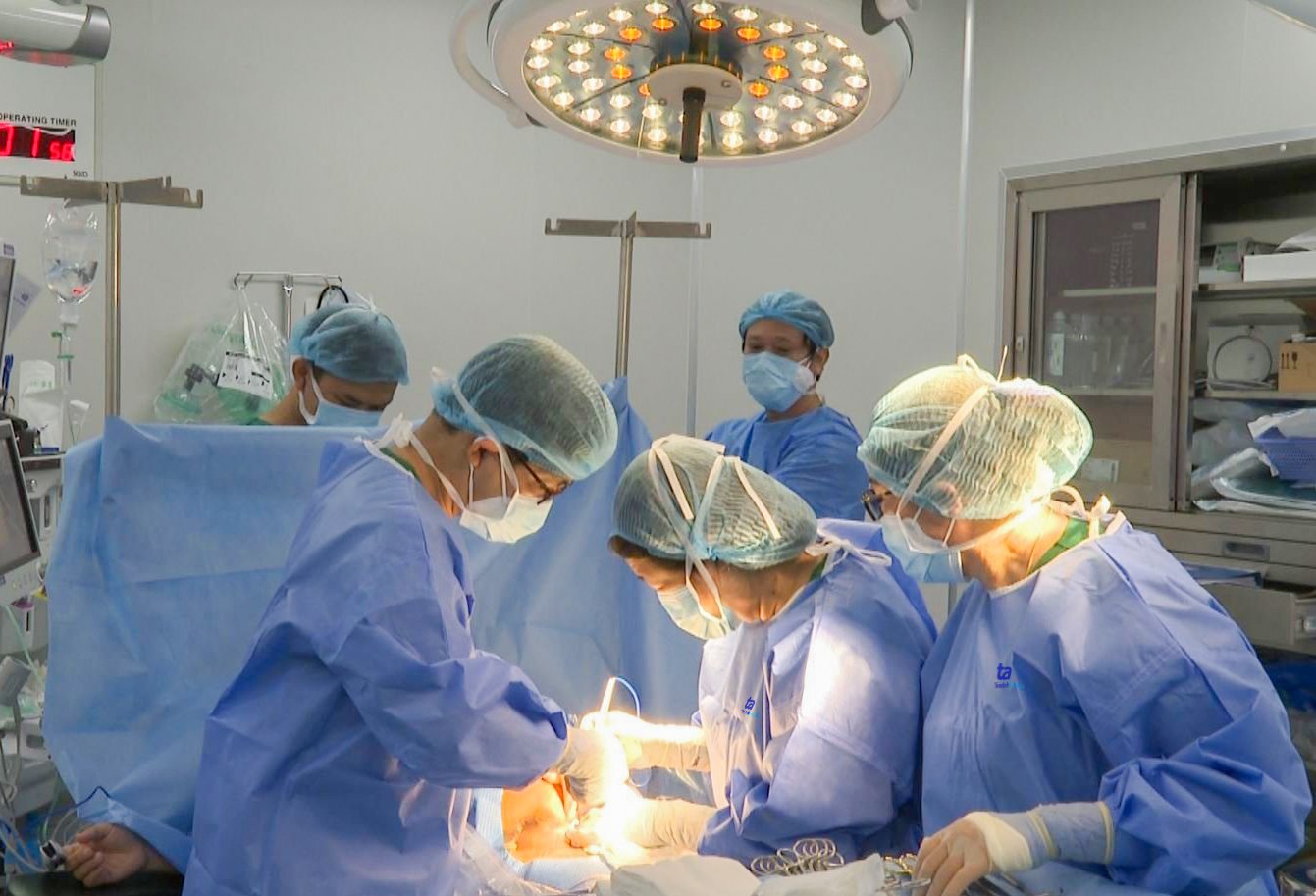 Doctor Nguyen Ba My Nhi at the cesarean section for pregnant woman Thien Huong, August 2. Photo: Provided by the hospital