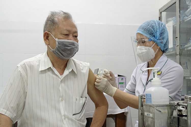 Ông Vũ Xuân Đông, 81 tuổi, ở TP Thủ Đức, tiêm vaccine phòng Covid-19 ngày 22/7. Ảnh: Hà An.