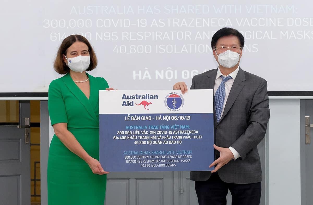 Thứ trưởng Trương Quốc Cường tiếp nhận lô vaccine từ Australia, ngày 6/10. Ảnh: Trần Minh