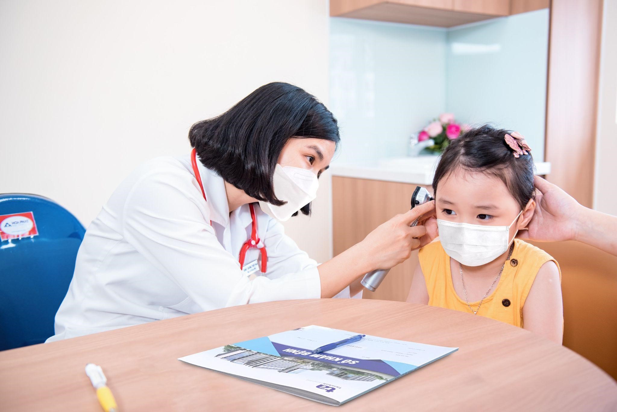 Trẻ khám tai mũi họng tại Bệnh viện Đa khoa Tâm Anh. Ảnh: Bệnh viện cung cấp