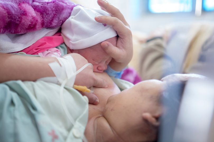 Sữa mẹ là liều vaccine đầu tiên trong đời, giúp trẻ tăng cường khả năng miễn dịch trước các loại bệnh. Ảnh: Unicef Việt Nam
