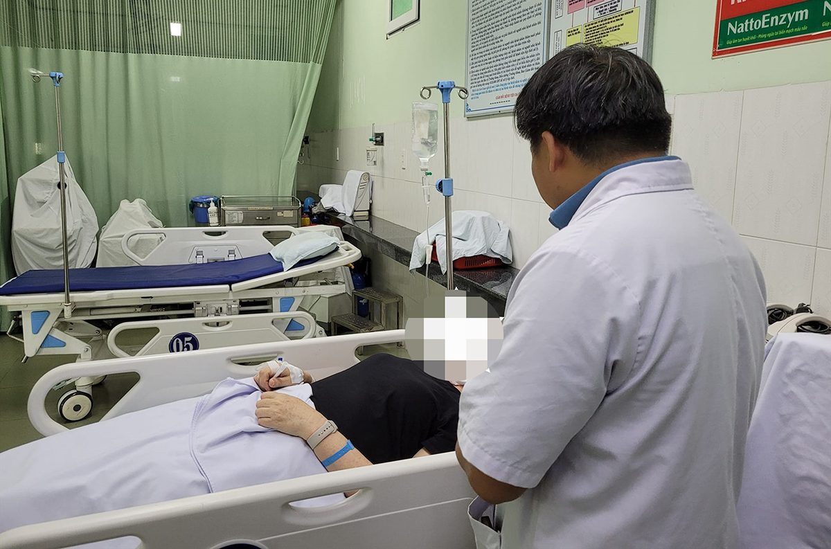 Bệnh nhân ngộ độc sau khi ăn bánh mì được điều trị tại Bệnh viện Đa khoa Vĩnh Đức hôm 13/9. Ảnh: Sơn Thủy