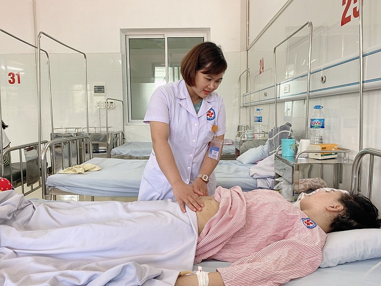 Bác sĩ thăm khám cho bệnh nhân. Ảnh: Bệnh viện cung cấp