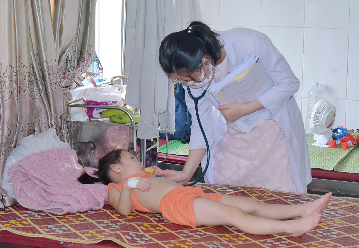 Bác sĩ thăm khám cho một bệnh nhi hôm 24/9. Ảnh: Hùng Lê